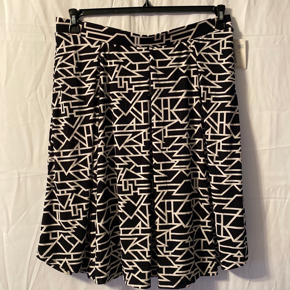 BLACK AND WHITE 3XL LULAROE MADISON